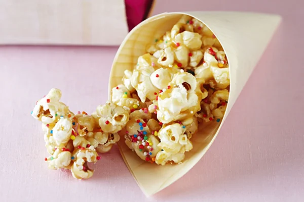 popcorn me karamela scaled e1697036871865