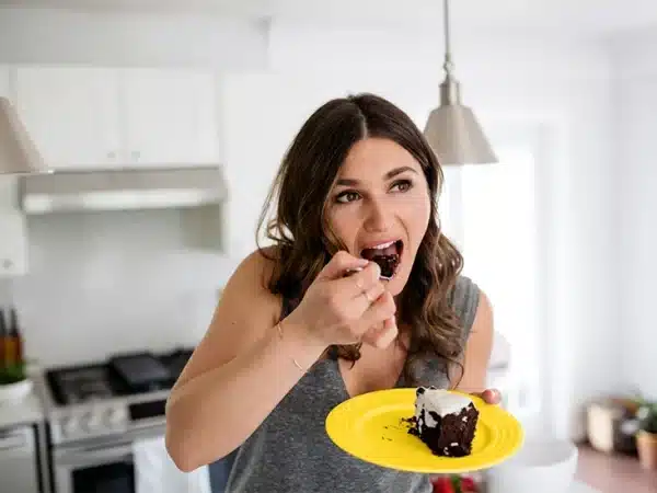 grt female eating chocolate cake kitchen 732x549 thumb e1672763215847