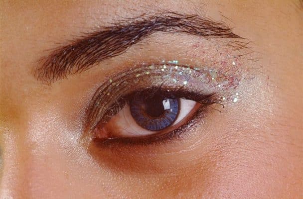 glitter makeup 678x446 1 e1671703243518