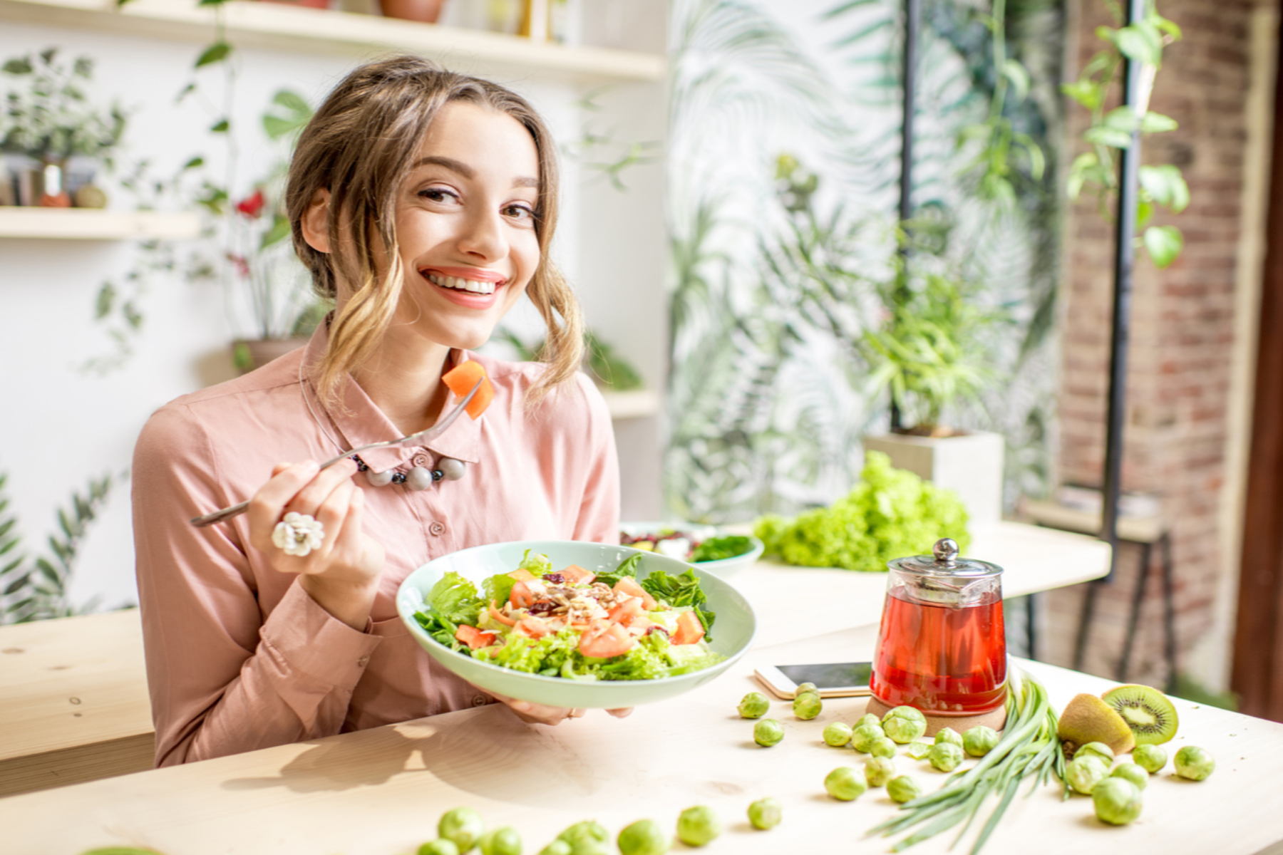 woman eating healthy meal1