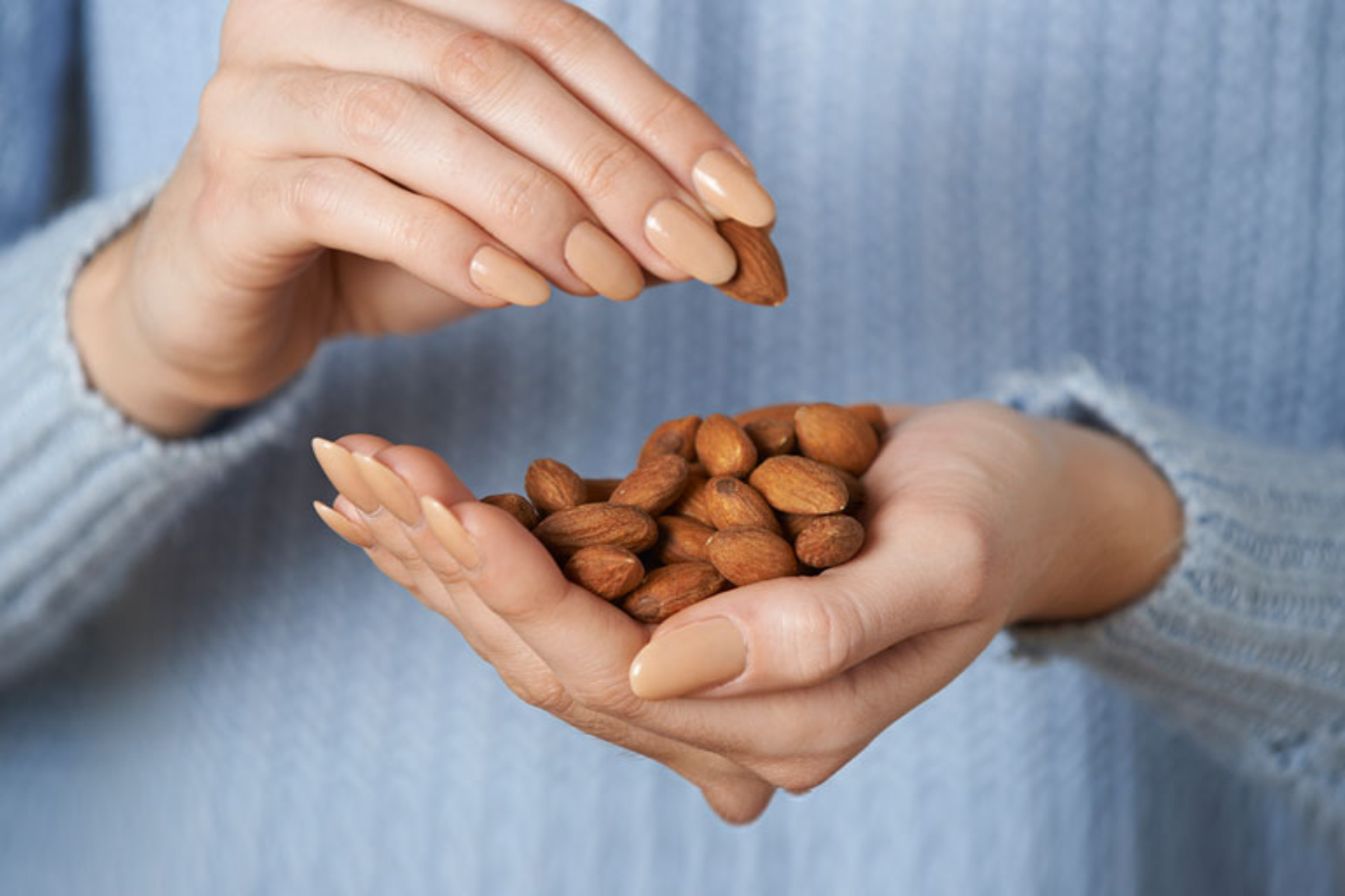 snackingalmonds 577948460 770x553 11